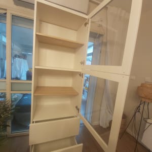 ארון פתוח עם מדפים ודלת זכוכית