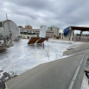 גג עם ציפוי איטום ודודי שמש