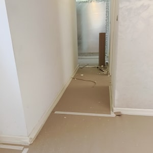 מסדרון עם רצפה מכוסה בנייר לקראת צביעה