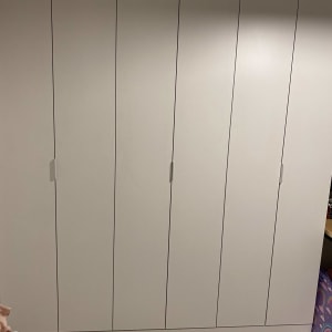 ארון בגדים לבן עם דלתות סגורות