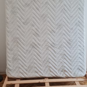 מזרן על מסגרת עץ, מתאים לניקוי ספות