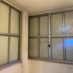 חלונות עם סימני לכלוך וטביעות אצבעות לניקוי