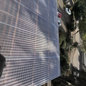 גג פלסטיק שקוף עם קורות עץ תומכות