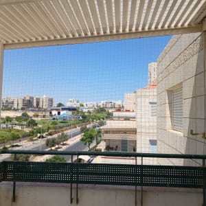 רשת למניעת כניסת יונים במרפסת