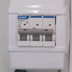 מפסק חשמלי עם שלושה מתגים על קיר