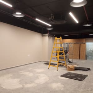 סולם צהוב בחדר עם קירות צבועים