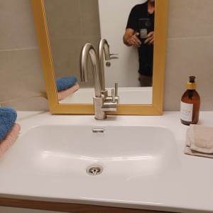 כיור חדש עם ברז נירוסטה ומראה במסגרת עץ