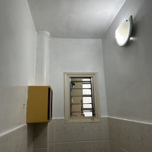 קירות צבועים מחדש, אריחים מותקנים, חלון קטן