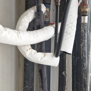 צינורות מבודדים וחיבורים חשמליים עם סרט בידוד