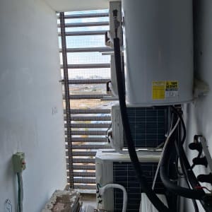 רשת מתכת למניעת כניסת יונים במרפסת שירות