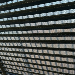 סורגי מתכת עם רקע רשת ממתכת