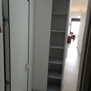 ארון מדפים פתוח עם דלתות לבנות