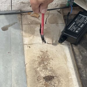 איתור נזילה באמצעות החדרת סיב אופטי בין אריחי הריצוף