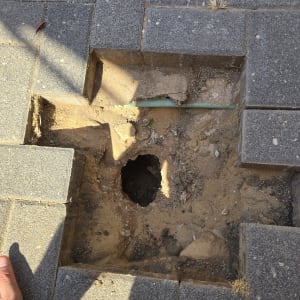 בור באדמה עם אבנים מסביב