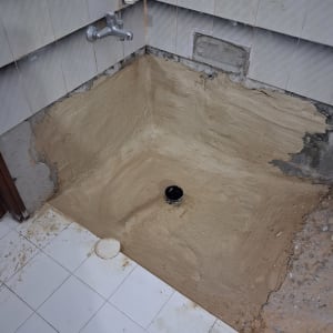 שיפוץ חדר אמבטיה עם אריחים וברז