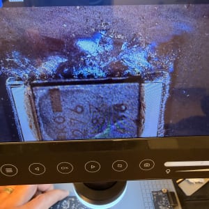 מעגל מודפס תחת מיקרוסקופ עם יד אדם