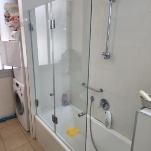 דלת זכוכית למקלחת עם ידית מתכת