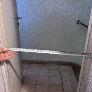 מדידת רוחב דלת עם סרט מדידה