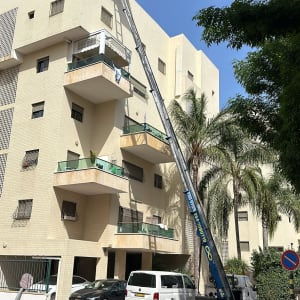 מנוף מרים פלטפורמה לגג בניין מגורים