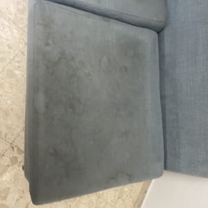 כרית ספה אפורה עם כתמים כהים לניקוי