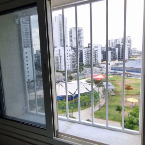 חלון עם סורגים נפתח לנוף עירוני