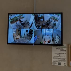 מסך עם מצלמות אבטחה ותמונה של לוח מודעות