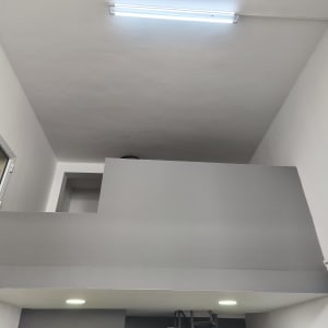 קירות צבועים בלבן ואפור עם תאורה עליונה