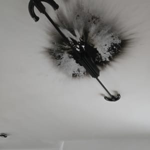 נזק חשמלי בתקרה עם סימני פיח