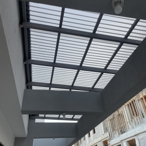 גג מתכת עם תאורה על מבנה בטון