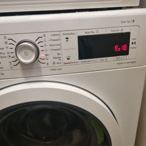 מכונת כביסה עם לוח בקרה ותצוגה דיגיטלית