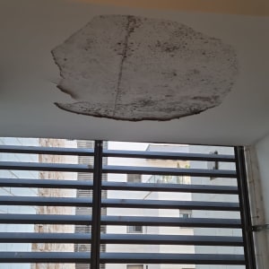 תקרה עם כתם רטיבות ליד דוד שמש