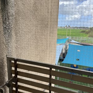 רשת להרחקת יונים במרפסת