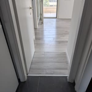 רצפת פרקט עץ בהירה במסדרון