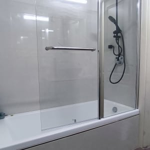 מקלחון זכוכית עם ראש מקלחת שחור