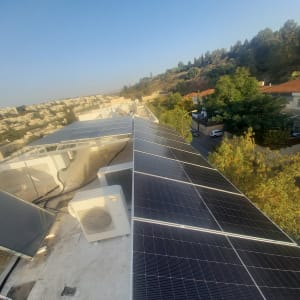 פאנלים סולאריים מותקנים על גג בניין