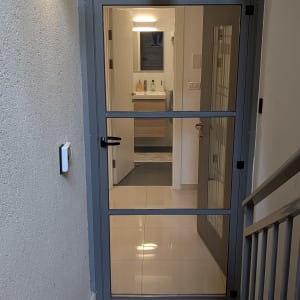דלת אלומיניום עם זכוכית במבנה פנימי