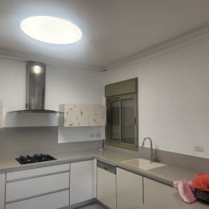 מטבח עם קירות צבועים בצבע לבן