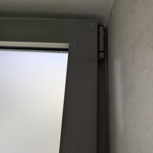 חלק עליון של חלון עם ציר מתכת