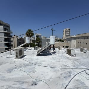 גג עם מערכות מיזוג ואיטום, ללא אנשים.