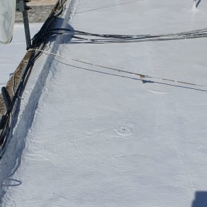 גג אטום בצבע לבן עם צינורות וכבלים