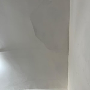 תקרה עם סימני רטיבות או תיקון בגבס