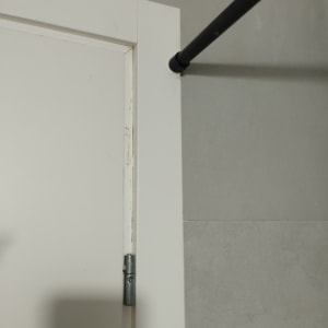 חלק עליון של דלת לבנה עם ציר מתכת