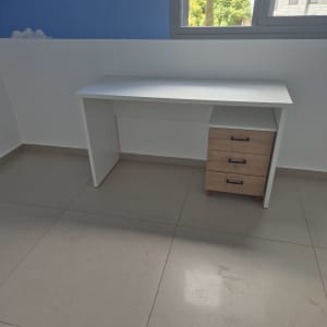 שולחן עבודה לבן עם מגירות עץ על גלגלים