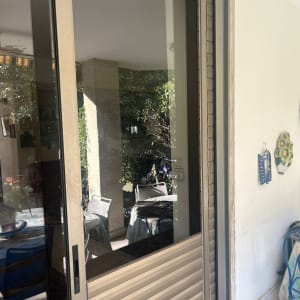 דלת זכוכית עם תריסים במרפסת