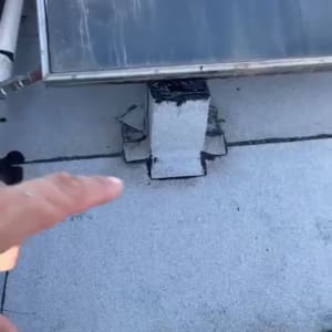 איטום סביב צינור על גג שטוח עם חומר שחור