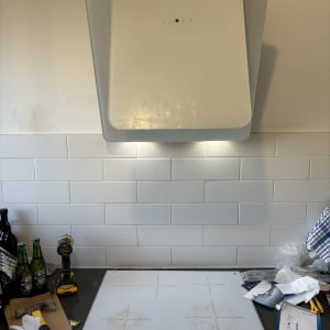 כלי עבודה על השיש במטבח, כולל מקדחה ופטיש