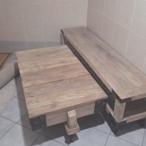 שולחנות עץ על גלגלים ברצפת אריחים