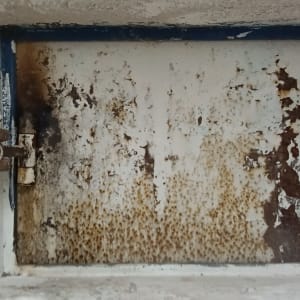 מסגרת חלודה עם דלת מתכת ישנה