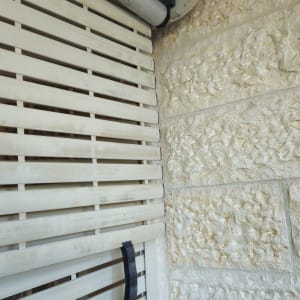 תריס גלילה מותקן על קיר אבן