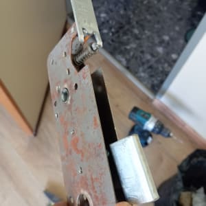 מנעול מתכת חלוד עם חלקים פנימיים גלויים